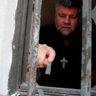 Un sacerdote evalúa los daños ocasionados en una de las iglesias atacadas durante la visita del Papa a Chile.