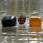 Uno de los miles de afectados por las lluvias torrenciales que han afectado a Birmania espera la llegada de los efectivos de rescate.