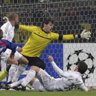 Iker Casillas encaja el gol del empate de Wernbloom en el tiempo de descuento.