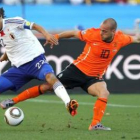 Sneijder (d) disputa el balón al japonés Yuji Nakazawa.