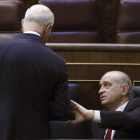 El portavoz de CiU en el Congreso, Duran Lleida y el ministro, ayer en el Congreso.