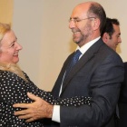 José Luis Gorgojo recibe la felicitación de la diputada 5ª, Elena Fuertes.