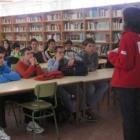 Una técnico de Cruz Roja se dirige a los estudiantes.