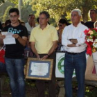 En el centro, Luis Arias, presidente del IEO, (con la placa del nombramiento) e Hidalgo.