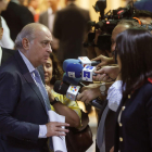 El ministro de Economía, Luis de Guindos, ayer, tras la reunión del PP. JUAN CARLOS HIDALGO