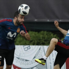 Carvajal, junto a Silva, en un entrenamiento de la selección española en Krasnodar.