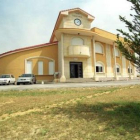 Fachada del edificio consistorial de Valdefresno, que será próximamente remodelado.