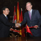 El vicealcalde de Xiangtan, Yang Guang, y el alcalde de León, Antonio Silván, ayer en el acto.