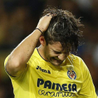 Alexandre Pato, del Villarreal, se lleva la mano a la cabeza tras quedar apeado por el Mónaco. HORCAJUELO