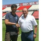 Frank Rijkaard con el entrenador del Nastic Paco Flores