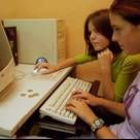Dos jóvenes, navegando por Internet en un ciber de León