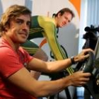 Alonso conduce un coche de Fórmula Uno junto al ciclista Ryan Bailey