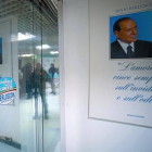 Ubicuo 8 Retrato de Berlusconi con la inscripción «El amor siempre vence a la envidia y el odio».