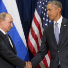 Obama (derecha) da a la mano a Putin, antes de un encuentro bilateral en la sede de la ONU, el 28 de septiembre del 2015.