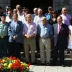 Políticos y representantes de las fuerzas de seguridad nacionales frente al Ayuntamiento.