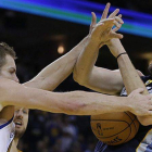 David Lee trata de arrebatar el balón a Marc Gasol.