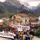 Manifestación en Riaño contra el derribo de las primeras viviendas de Vegacerneja y el embalse. GH