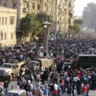 Miles de personas se congregaban ayer en las calles de El Cairo tras la salida del poder de Mubarak