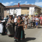 Los vecinos procesionaron ayer por la mañana a su santo.