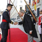 Los presidentes del Congreso y del Senado, Jesús Posada (2d) y Pío García Escudero (d) reciben a Felipe VI, a su llegada a la ceremonia de proclamación celebrada en el Congreso de los Diputados.