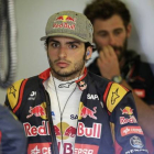 Carlos Sainz, en el box de Toro Rosso en Melbourne, este sábado.