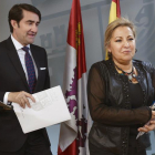 La vicepresidenta y portavoz de la Junta de Castilla y León, Rosa Valdeón, y el consejero de Fomento y Medio Ambiente, Juan Carlos Suárez-Quiñones, momentos antes de la rueda de prensa posterior al Consejo de Gobierno.