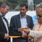 Raúl Valcarce, Jaime González y la presidenta, Isabel Carrasco, en la inauguración de la mejora de u