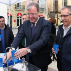 El alcalde de León, Antonio Silván (C), bebe agua del grifo en los actos programados con motivo del Día Mundial del Agua acompañado por el presidente de Aguas León, José María López Benito (D)