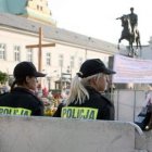 Dos policías vigilan las inmediaciones de la cruz.