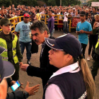 El ciudadano venezolano Carlos Manuel Pino García (c), mientras reacciona en el momento de su expúlsión por presuntamente realizar actividades que atentan contra la seguridad nacional en Cúcuta (Colombia