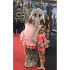 Sandra García junto a la mascota del Nacional.