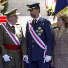 El rey Juan Carlos conversa con los Príncipes de Asturias, Felipe y Letizia, durante el acto de homenaje a los que dieron su vida por España, organizado por el Ministerio de Defensa en el marco del Día de las Fuerzas Armadas, hoy en la plaza de la Lealtad