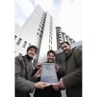 El ingeniero informático Yago Cordero, el tutor e impulsor del proyecto Oskar Barrio y Sergio Rodríguez, ingeniero de telecomunicaciones.