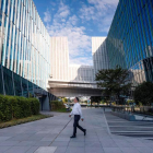 Un hombre camina frente al edificio de la sede de Sinic Holdings Shanghai, en impago. ALEX PLAVEVSKI