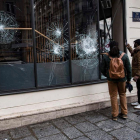 Destrozos tras la manifestación del sábado en París. IAN LANGSDON