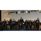 El director Enrique Fernández y los músicos de la banda reciben los aplausos del público tras una de las interpretaciones.