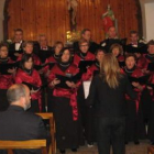 La coral polifónica «Aguas Blancas» de La Pola amenizó la misa festiva en Huergas.