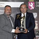 Colomán Trabado recibe el galardón como Mejor Deportista Leonés del Siglo XX de manos de Eduardo Morán. MARCIANO PÉREZ