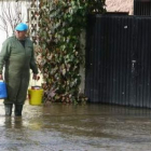 Manuel García intentó retirar con calderos el agua que había entrado en su casa.