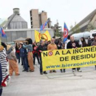 Medio centenar de ecologistas, algunos disfrazados, protestaron ante Cosmos en Toral.