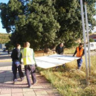 Retirada del cartel de los terrenos donde irá la estación.