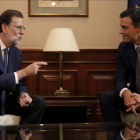 El presidente del Gobierno, Mariano Rajoy, y el secretario general del PSOE, Pedro Sánchez, durante su reunión de agosto del 2016 en el Congreso de los Diputados