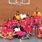 El alcalde Antonio Silván, López Benito y Aidy Fernández con los niños. DL