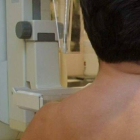 Una mujer se somete a una revisión de la mama con una mamografía.