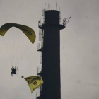A primera hora de la mañana activistas de Greenpeace han sobrevolado la central nuclear de Garoña.