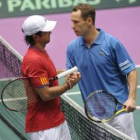 El tenista Fernando Verdasco(izq) estrecha la mano del francés Michael Llodra.