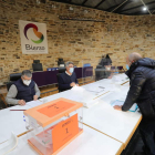 La mesa electoral instalada en la sede del Consejo Regulador, en Cacabelos. L. DE LA MATA