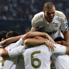 Sami Khedira, de espaldas, celebra con sus compañeros su primer gol oficial como madridista