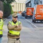 Agentes de la Guardia Civl en la sede de Unipost en LHospitalet el pasado mes de septiembre.