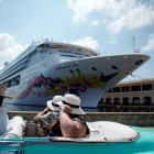 Un crucero noruego llega a La Habana, Cuba.